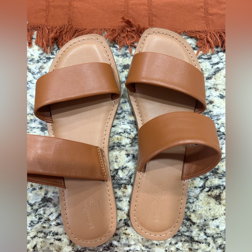 LIKE NEW Universal Thread Sandals size 6